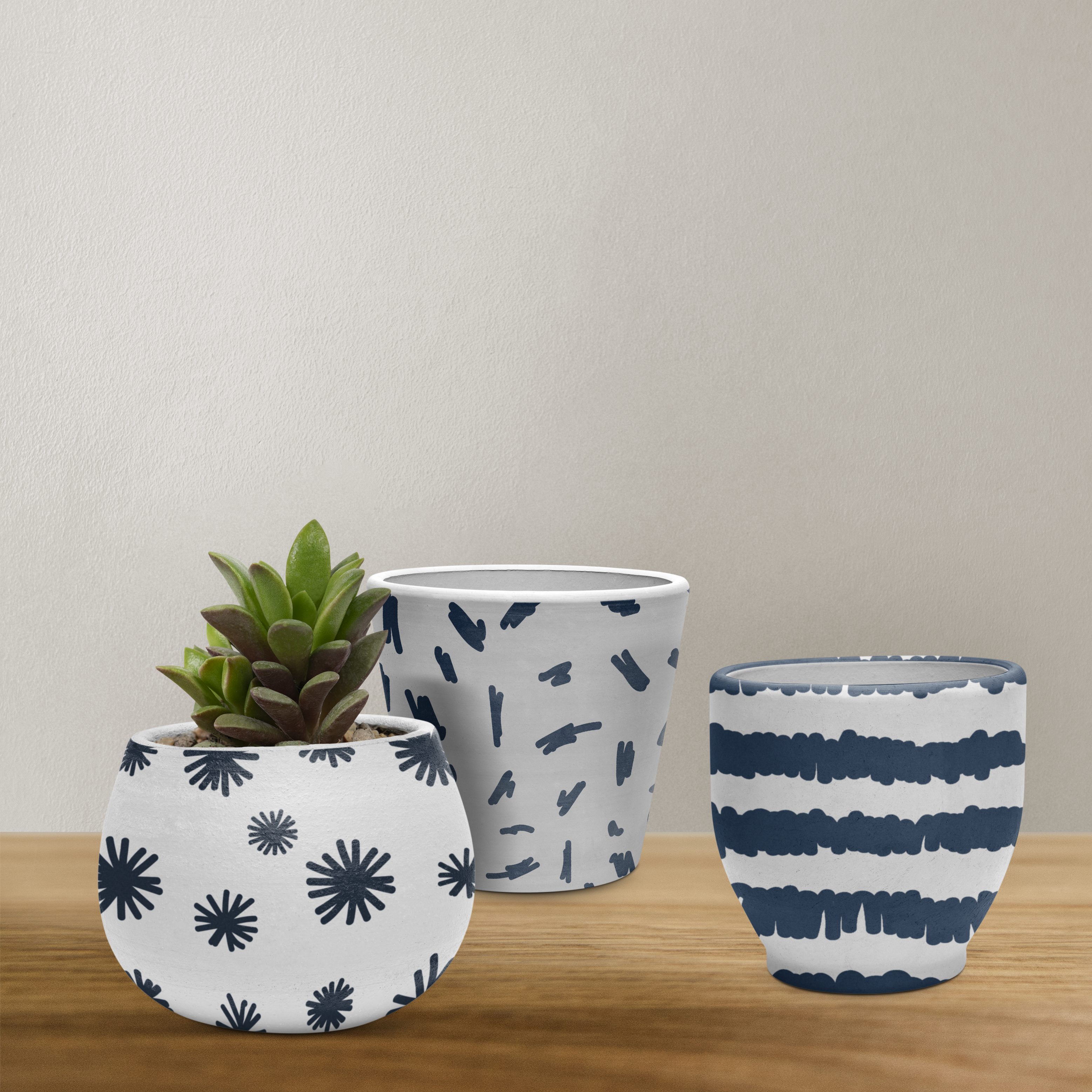 imagem de três vasos com detalhes em azul